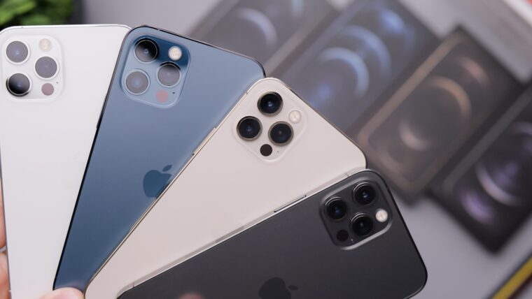 iPhoneが４つ扇状に並べられている写真。