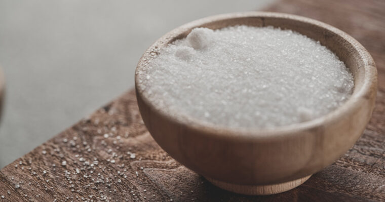 木製の器に入った粉砂糖の写真。