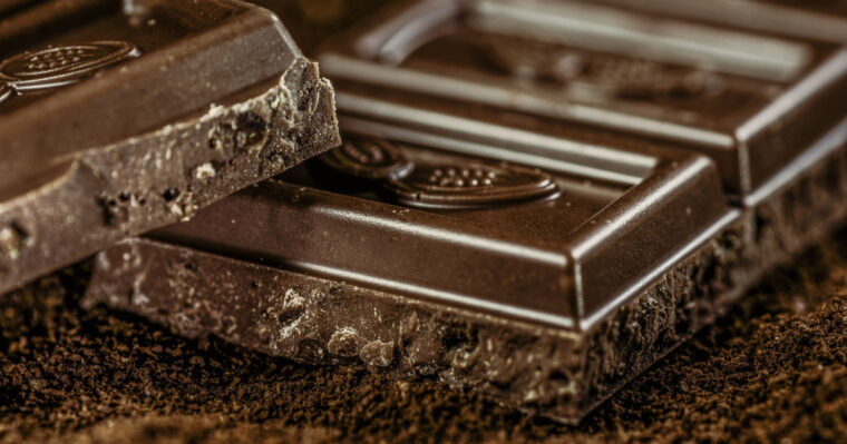 板状のチョコレートの写真。チョコレートを始めとしたお菓子には集中力を高める効果がある。