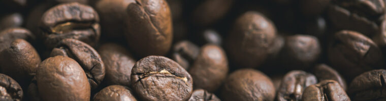 食べ物のコーヒー豆の画像。コーヒー豆にはクロロゲン酸が含まれている。