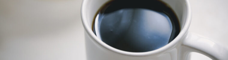 飲み物のコーヒーの画像。コーヒーにはカフェインが含まれている。